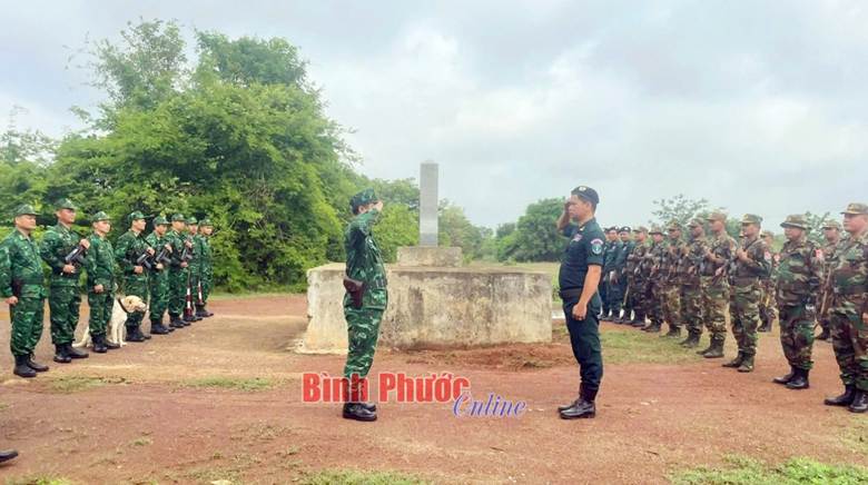 Lá chắn thép nơi biên cương