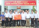 Huyện ủy Chơn Thành bàn giao “Nhà nghĩa tình đảng viên” cho đảng viên nghèo năm 2017 - Ảnh: Đỗ Trình