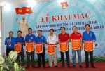 Các đoàn tham gia liên hoan nhận cờ lưu niệm tại lễ khai mạc