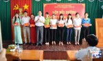 Các học viên xuất sắc nhận chứng nhận hoàn thành khóa học