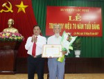 Phó bí thư Thường trực Huyện ủy Nguyễn Tiến Cường trao Huy hiệu 70 năm tuổi Đảng cho đảng viên Lê Ngọc Quyên