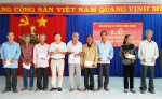 Đại diện Ban chỉ đạo 24 huyện Chơn Thành trao quyết định cho các đối tượng được hưởng chế độ