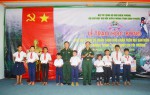 Lãnh đạo Bộ Chỉ huy Bộ đội biên phòng tỉnh Bình Phước trao học bổng hỗ trợ học sinh nghèo  hiếu học - Ảnh: baobinhphuoc.com.vn