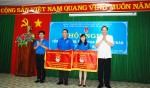 Các đồng chí: Lê Văn Châu, Phó bí thư Tỉnh ủy; Trần Quốc Duy, Bí thư Tỉnh đoàn trao cờ đơn vị xuất sắc dẫn đầu công tác đoàn và phong trào thanh thiếu nhi năm 2017 cho 2 tập thể