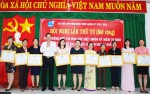 Phó Bí thư Tỉnh ủy Lê Văn Châu trao tặng bằng khen của Hội LHPN Việt Nam cho các tập thể hoàn thành xuất sắc công tác hội năm 2017