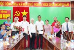 Các đồng chí lãnh đạo tỉnh tặng hoa và quà động viên tinh thần cầu thủ 2 đội trước giờ thi đấu