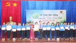 Đồng chí Phó bí thư Thường trực Tỉnh ủy Trần Tuệ Hiền và Tổng biên tập Báo Mực Tím Nguyễn Khắc Cường trao học bổng cho 35 học sinh Bình Phước