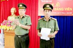 Đại tá Nguyễn Văn Rại - Bí thư Chi bộ Phòng Công tác chính trị trao quyết định kết nạp đảng cho đảng viên.