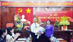 Thay mặt Thường trực Tỉnh ủy, đồng chí Trần Tuệ Hiền, Phó Bí thư Thường trực Tỉnh ủy trao huy hiệu và chúc mừng đảng viên Nguyễn Tiến Dũng