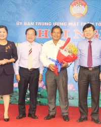 Phó Chủ tịch Ủy ban Trung ương MTTQVN Nguyễn Hữu Dũng; Phó Bí thư thường trực Tỉnh ủy Trần Tuệ Hiền; Chủ tịch UBMTTQVN tỉnh Nguyễn Quang Toản, tặng hoa đại diện UBMTTQVN tỉnh Ninh Thuận làm cụm trưởng thi đua năm 2019