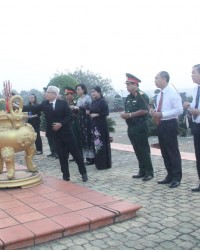 Đoàn lãnh đạo Tỉnh ủy, HĐND, UBND, UBMTTQVN tỉnh đặt vòng hoa và thắp hương tưởng niệm các anh hùng liệt sĩ