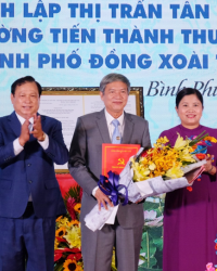 Lãnh đạo tỉnh trao quyết định thành lập Đảng bộ Thành ủy Đồng Xoài và tặng hoa chúc mừng Thường trực Thành ủy Đồng Xoài