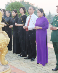 Đoàn lãnh đạo tỉnh đặt vòng hoa và thắp hương lên tượng đài các anh hùng liệt sĩ