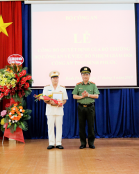 Thượng tướng Nguyễn Văn Thành trao quyết định của Bộ trưởng Bộ Công an cho Đại tá Bùi Xuân Thắng