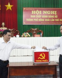 Các đồng chí trong Ban Chấp hành Đảng bộ thành phố nhiệm kỳ 2015-2020 bỏ phiếu bầu Bí thư Thành ủy