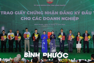 Bình Phước trao giấy chứng nhận đầu tư cho 32 doanh nghiệp tổng vốn 628,7 triệu USD