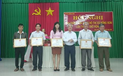 Các cá nhân tiêu biểu trong học tập và làm theo tấm gương đạo đức Hồ Chí Minh được UBND thị xã tuyên dương khen thưởng