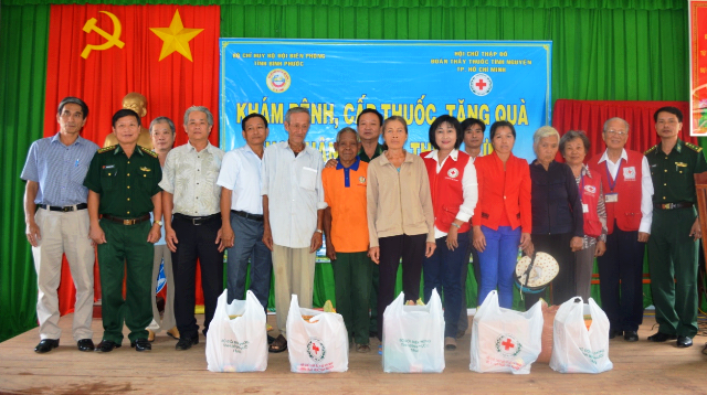 Lãnh đạo Bộ chỉ huy BĐBP tỉnh và Hội chữ thập đỏ TPHCM tặng quà cho nhân dân xã Thiện Hưng