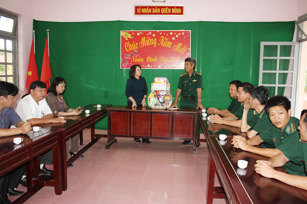 Đoàn lãnh đạo huyện chúc tết Tiểu đoàn Huấn luyện – cơ động Bộ đội Biên phòng Bình Phước