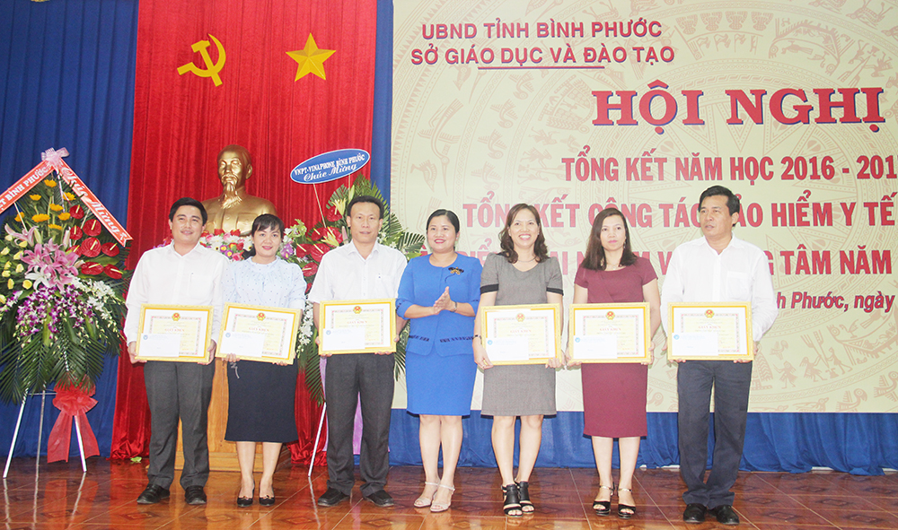 Phó Bí thư Thường trực Tỉnh ủy Trần Tuệ Hiền trao giấy khen của Bảo hiểm xã hội tỉnh cho các đơn vị có thành tích xuất sắc trong công tác bảo hiểm y tế học sinh, sinh viên