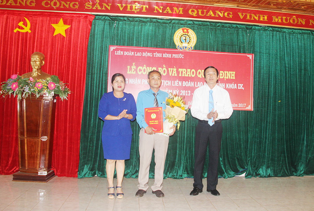 Phó Bí thư Thường trực Tỉnh ủy Trần Tuệ Hiền và Phó Trưởng ban Thường trực Ban Tổ chức Tỉnh ủy Nguyễn Phúc Hậu trao quyết định và tặng hoa chúc mừng đồng chí Đỗ Thành Lai