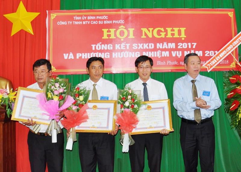 Phó Chủ tịch UBND tỉnh Huỳnh Anh Minh tặng danh hiệu tập thể lao động xuất sắc của UBND tỉnh cho 3 đơn vị thuộc công ty