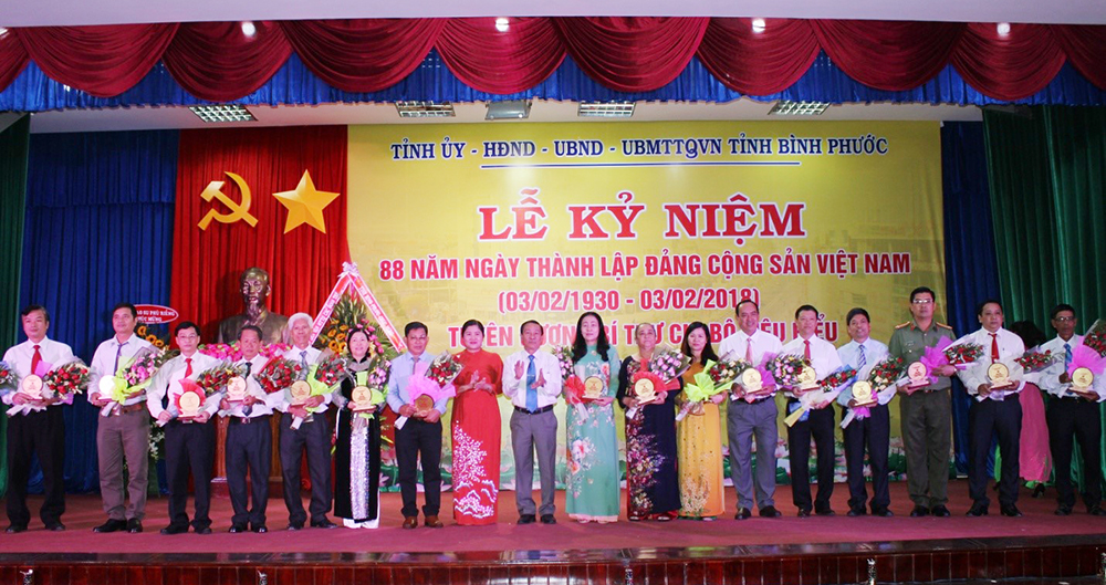 Tỉnh ủy tuyên dương các Bí thư chi bộ tiêu biểu toàn Đảng bộ tỉnh giai đoạn 2012-2016 tại Lễ kỷ niệm 88 năm Ngày thành lập Đảng Cộng sản Việt Nam