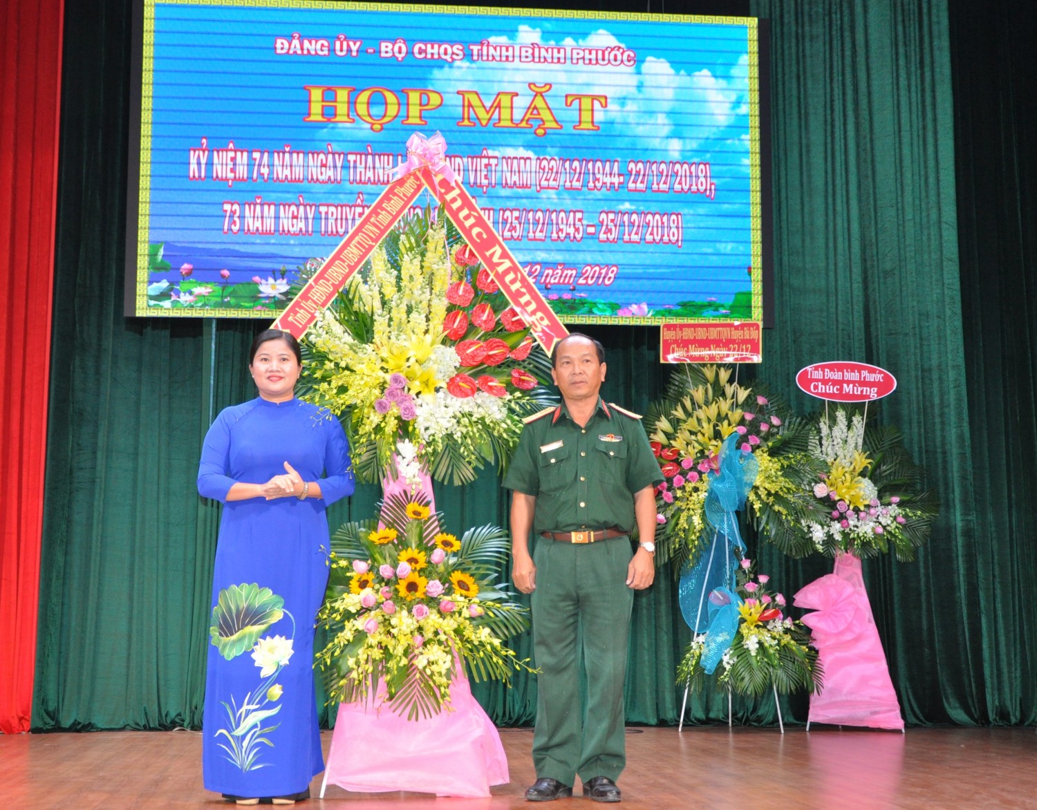 Phó Bí thư Thường trực Tỉnh ủy Trần Tuệ Hiền tặng hoa chúc mừng cán bộ, chiến sĩ lực lượng vũ trang tỉnh