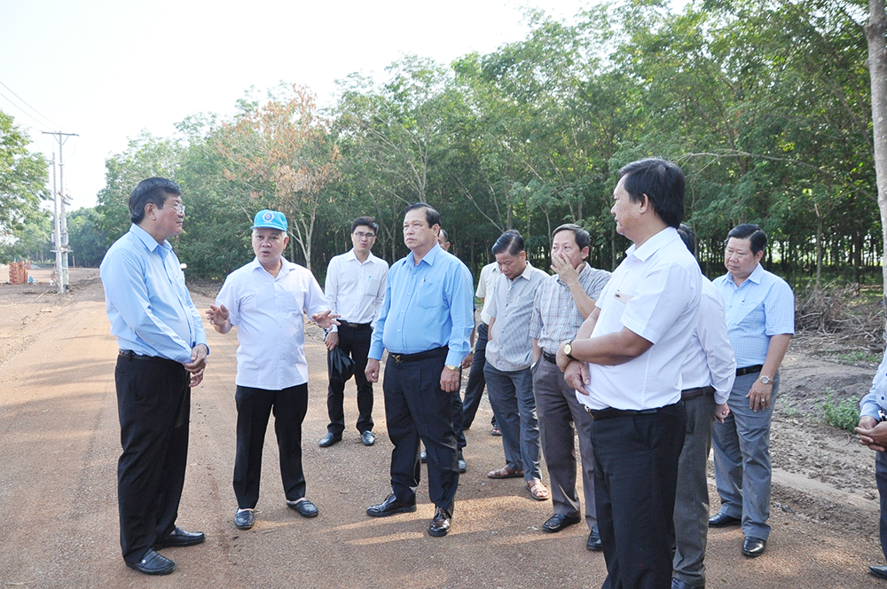 Đoàn công tác đi thực tế tại khu vực triển khai dự án khu nông nghiệp công nghệ cao của Công ty Thanh Lễ