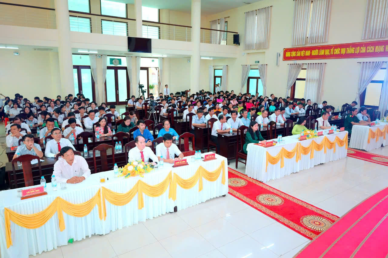 Hớn Quản tuyên dương điển hình tiên tiến trong học tập và làm theo Bác