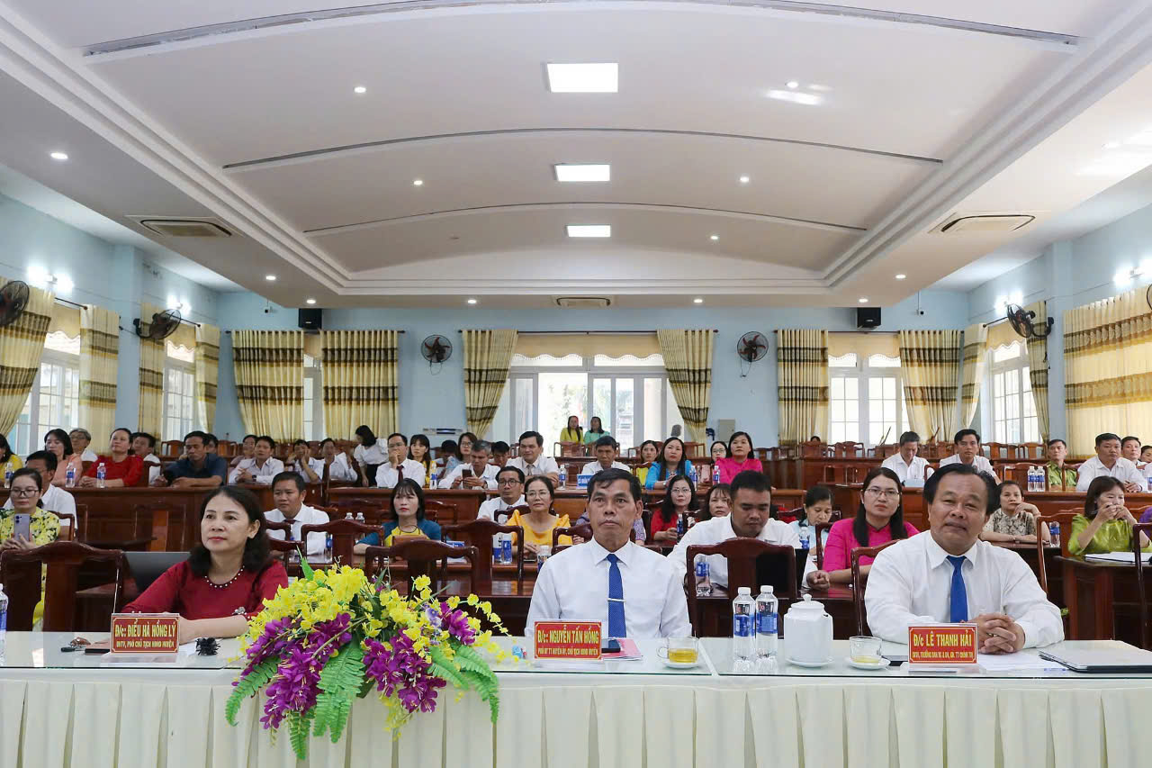 Bù Đăng: Khen thưởng 10 tập thể và 14 cá nhân xuất sắc trong học tập và làm theo tư tưởng, đạo đức, phong cách Hồ Chí Minh