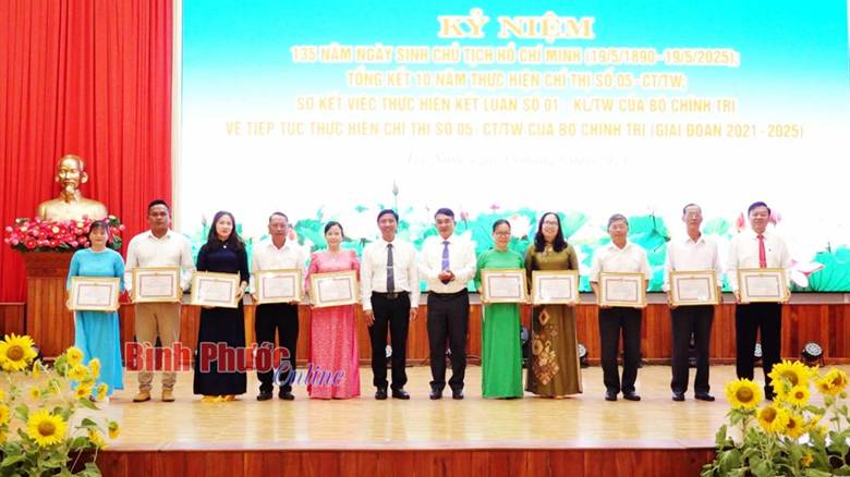 Huyện ủy Lộc Ninh tổ chức kỷ niệm 135 năm ngày sinh chủ tịch Hồ Chí Minh (19/5/1890 – 19/5/2025)