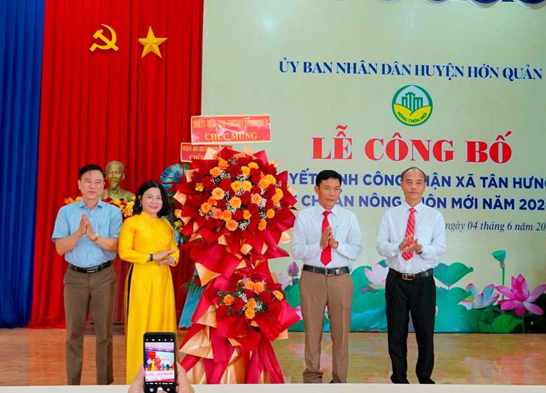 Xã Tân Hưng đạt chuẩn nông thôn mới